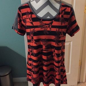 🔥🔥FLASH SALE🔥🔥LuLaRoe Classic T Med